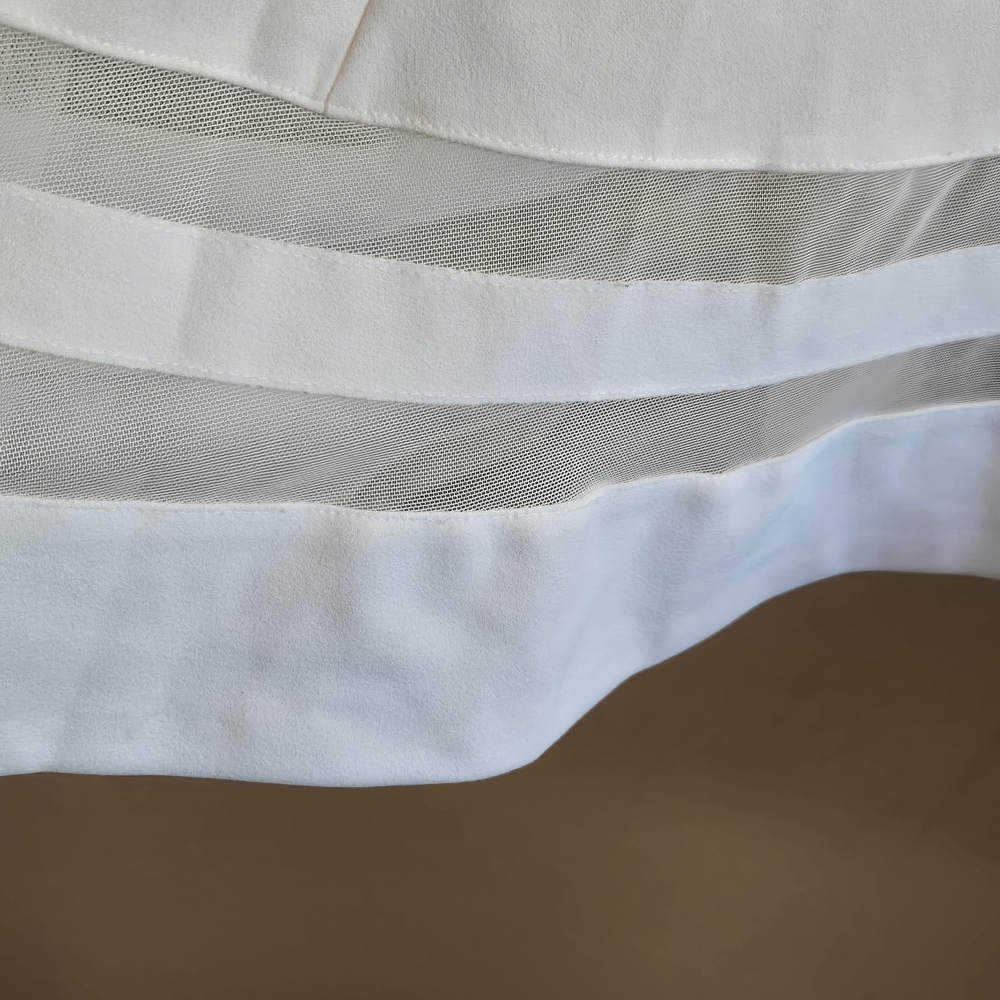 Elegant White Sleeveless Dress - Picture 4 of 5